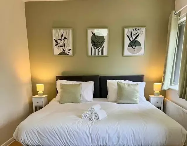The Olive House - 4 Bedroom, Sleeps 8, Contractors Welcome