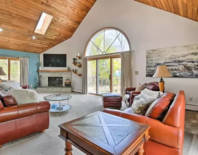 Spacious Home with Pool, Hot Tub, Mins to Parks Skiing