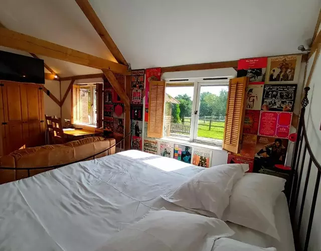The Music Room - Kingsize Double Oak Studio - Sleeps 2 - Quirky - Rural
