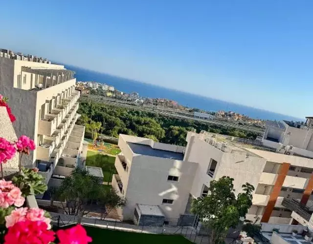 Triplex con vistas al mar junto al campo de golf de Calanova