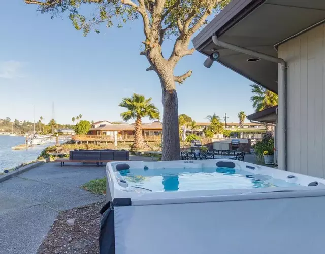 Waterfront Hawaiian Oasis