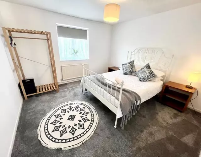 Modern 5 Bedroom House with Parking in Central Milton Keynes