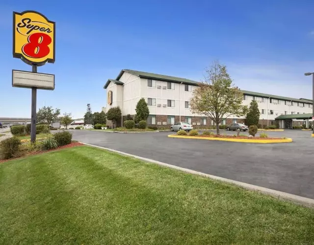 Super 8 by Wyndham Milwaukee Airport