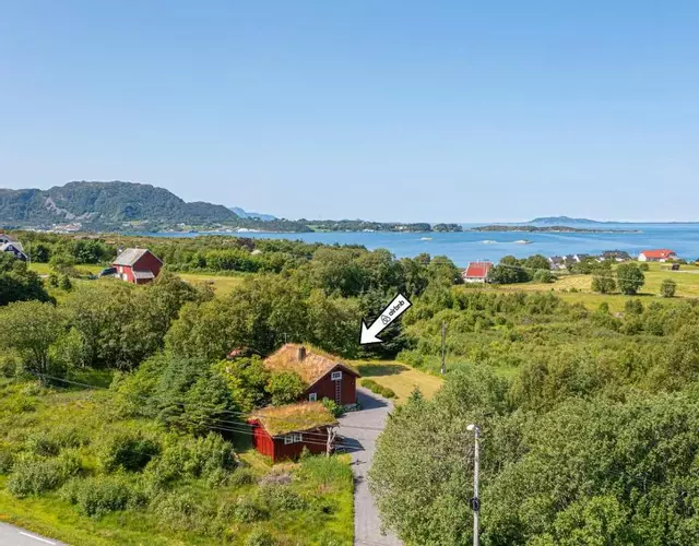 Charming cabin retreat by the coast in Midsund