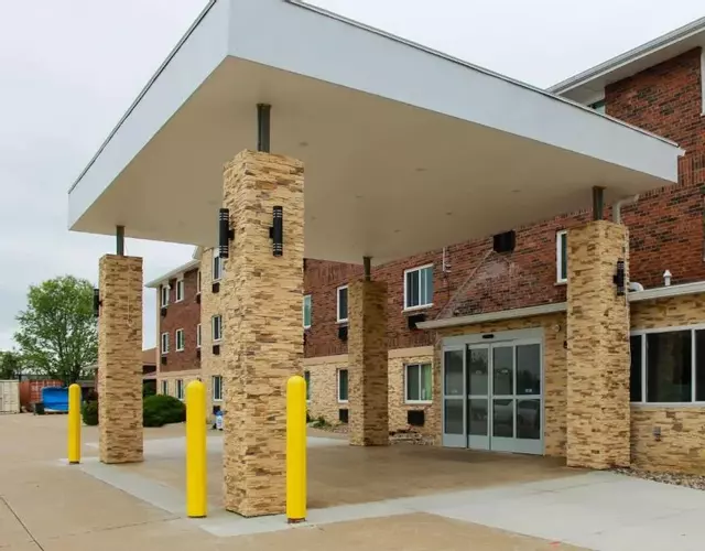 Clarion Pointe Bettendorf - Quad Cities
