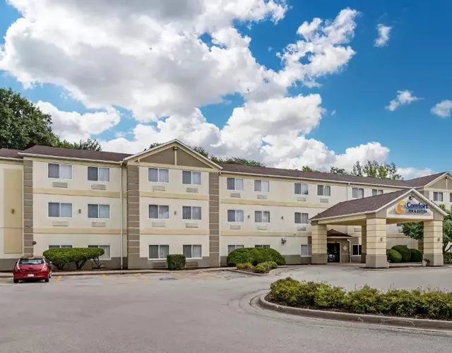 Comfort Inn & Suites East Moline near I-80