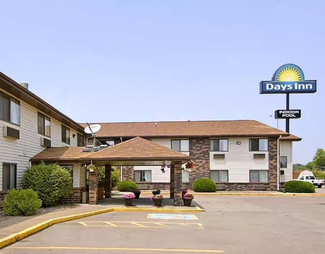 Days Inn & Suites by Wyndham Davenport East