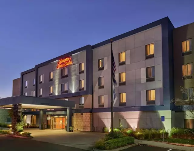 Hampton Inn and Suites Salem
