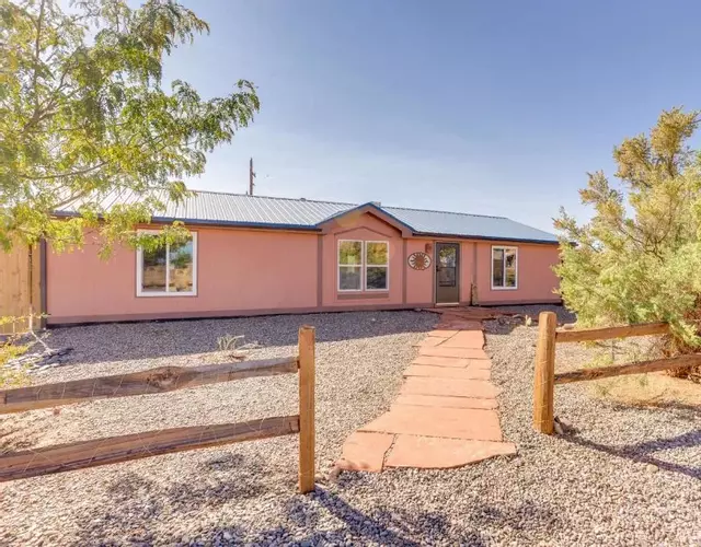 Stunning Views Quiet Bluff Home Near Hiking!
