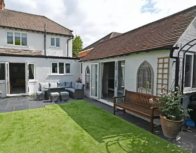 Central Townhouse with FREE onsite EV parking