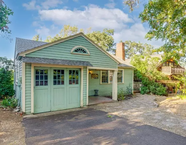 Dog-Friendly Columbia Cottage in Hood River!