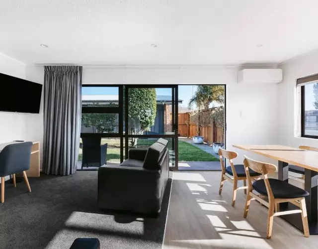 Cobblestone Court Motel - Wenzel Motels