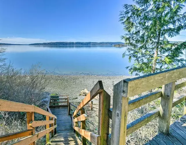 Cozy Beachouse View and Deck, Steps from Skagit Bay
