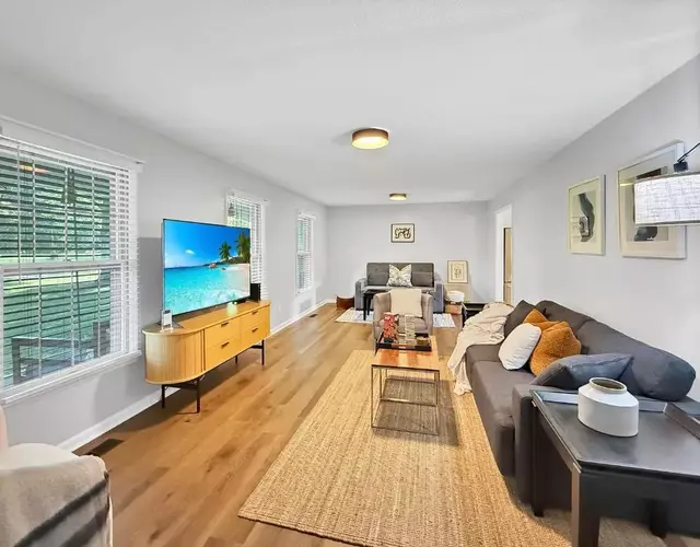 3 Bedrooms 8 Guests Modern Ranch Retreat on Half Acre