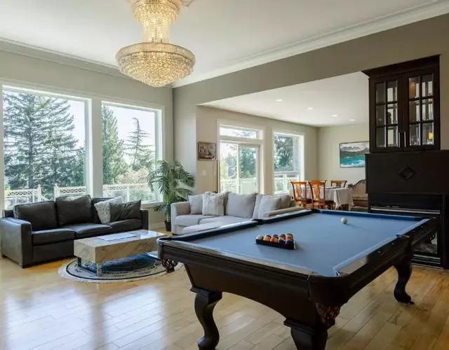 Luxury Rainbow House with Pool Table, Oceanview