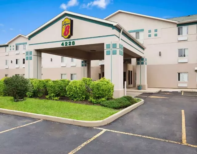 Super 8 by Wyndham Aurora/Naperville Area