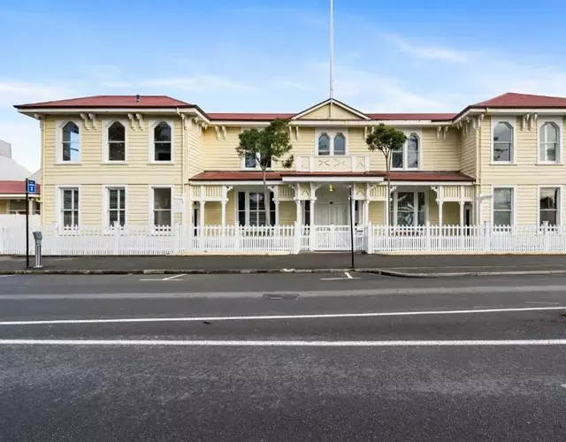 Historic Waterfront Apartment - Ashton House