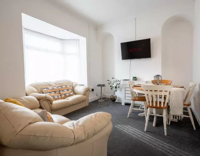 Spacious 4-Bed Home – Port Tennant