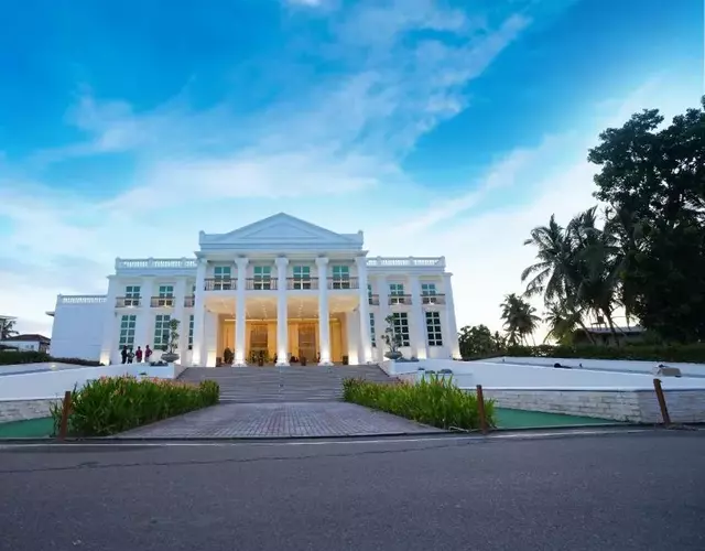 Grandeeza Hotel by Galison