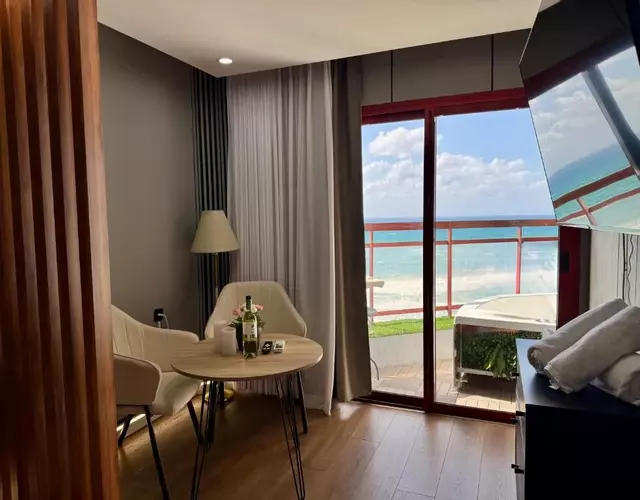 קו המים-אמבט ספא במרפסת על הים, בית קפה בלובי Waterline studio sea view Spa tub on the balcony