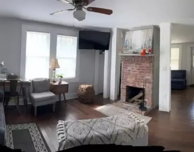 Getaway Country Cottage -Entire House w/ Fireplace