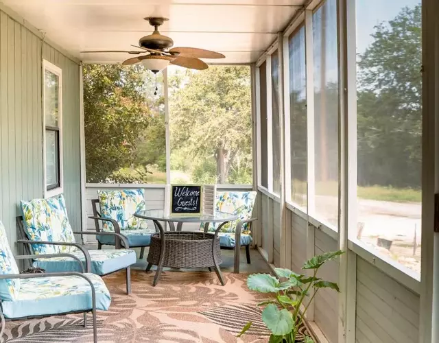 Hadley's House - A Country 3 Bdrm with Screened-In Porch