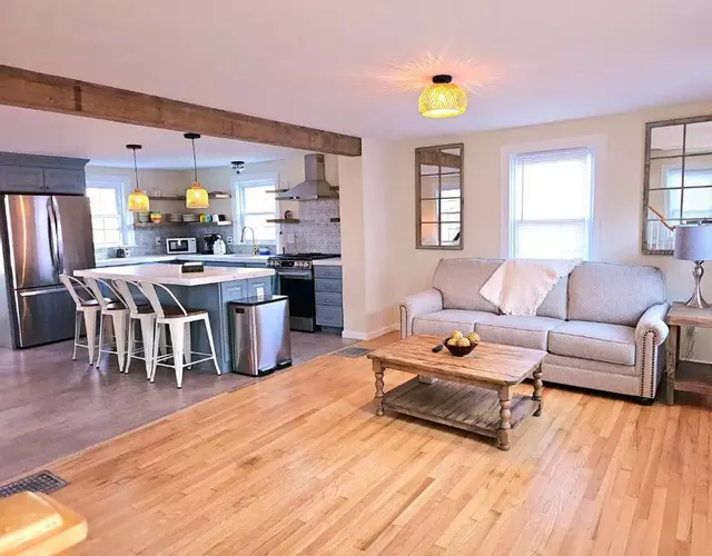 Cozy Coastal Cottage