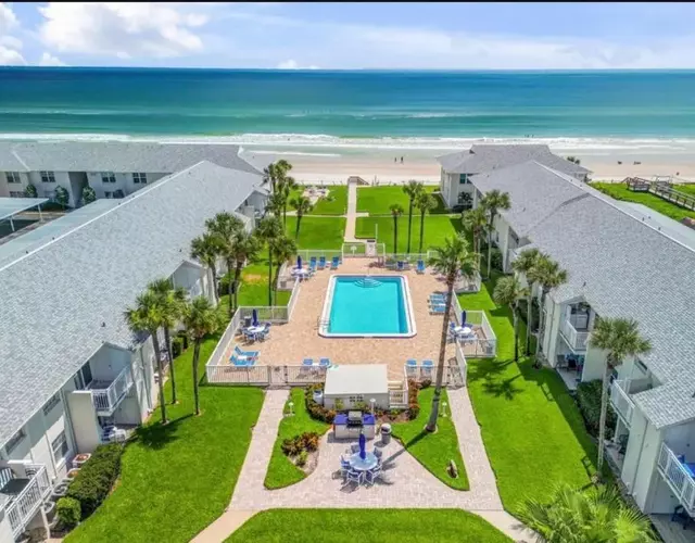 Beachside Serenity Private Balcony with Ocean View, Heated Pool, BBQ, King Bed