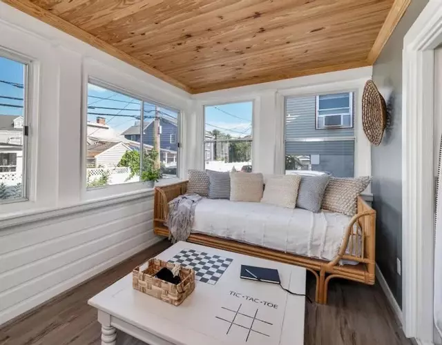 The Whale Spout - King bed and close to the Beach