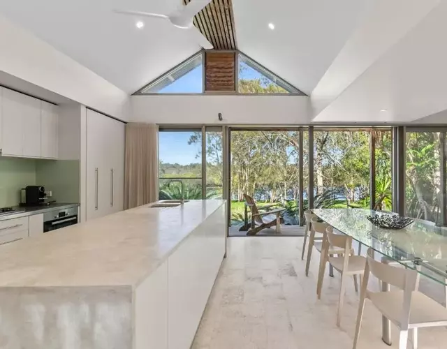 Fuller Holidays - Belongil Beach Pavilion House, 18A Childe St