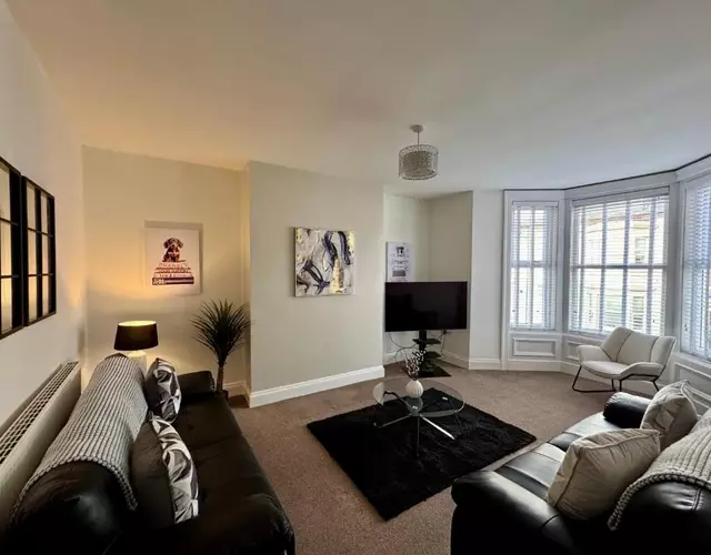 Ocean Apartment, Spacious 5 bedroom holiday home