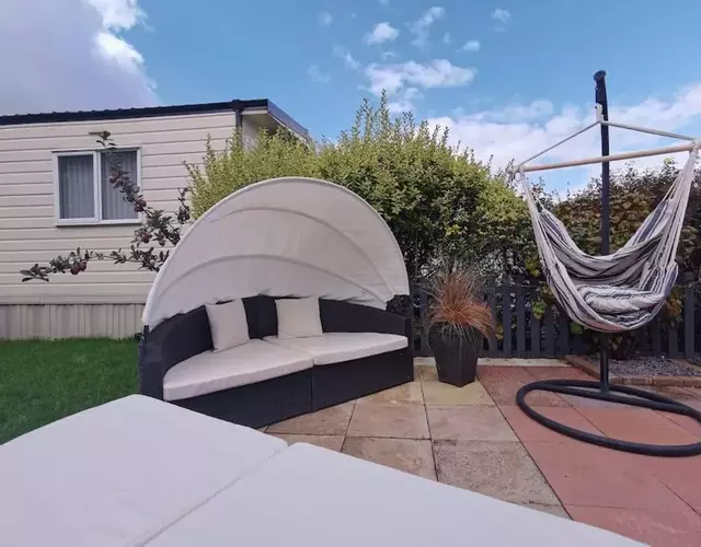 Lakes and woodlands hiking Overstone Holiday Park