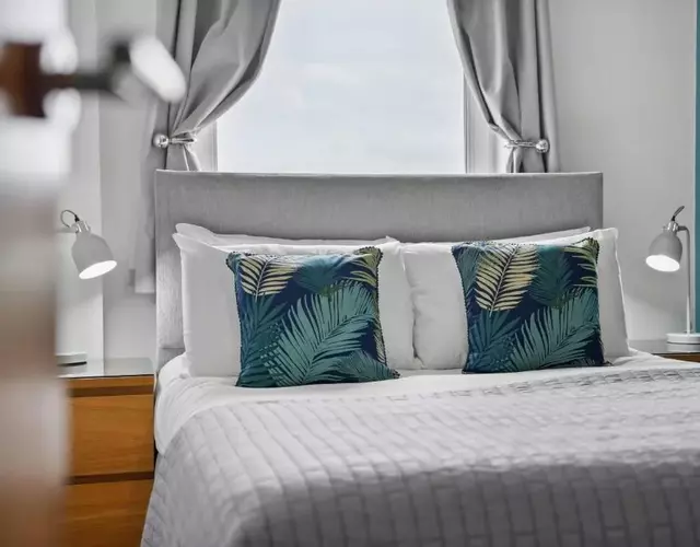 The Pinnacle by Cotels - CENTRAL LOCATION, PARKING, FIBRE WIFI, SMART TV, FULLY EQUIPPED KITCHEN