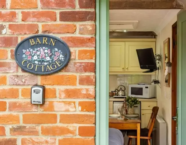 Swift Host - Studio - Barn Cottage - Garden - Parking