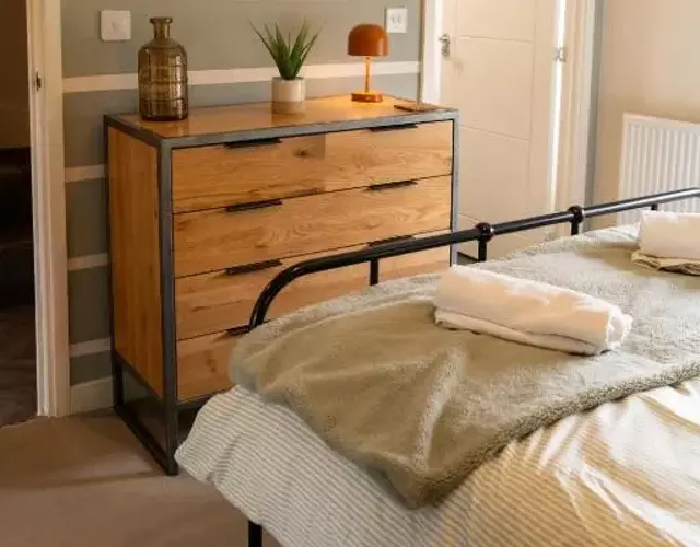 Spacious 4-Bedroom Retreat - Sleeps 7 - Parking - Near Country Park