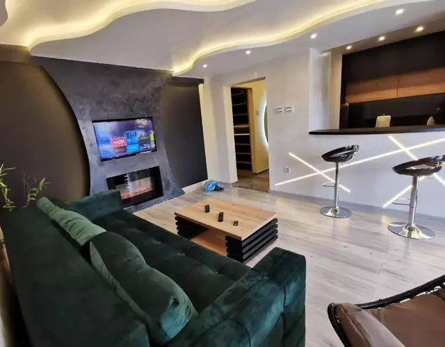 Brend new luxurious apartment in downtown with free parking