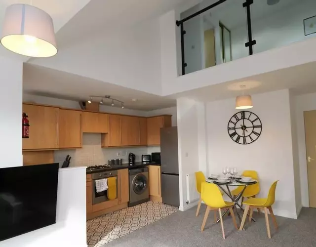 2 Bedroom Peaceful Penthouse - Private Parking