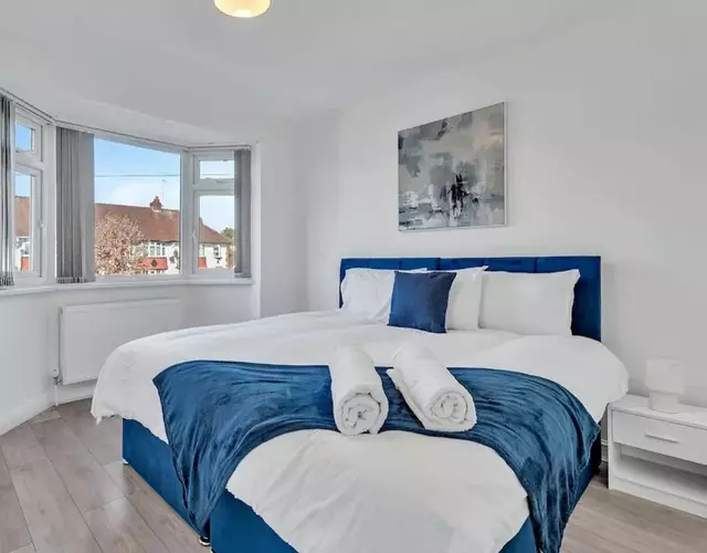 7 Beds, 4 Bedrooms, Parking, Close to Station