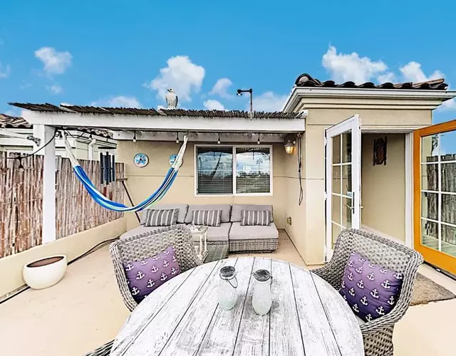 Westwood House ocean-view on the coast with rooftop balcony & fireplace