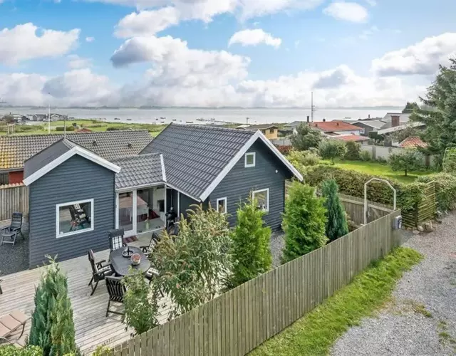 Skøn feriebolig med havudsigt i naturskønt område