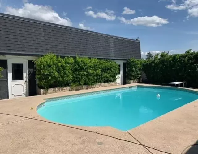 Massive 4 Bedroom House with Pool