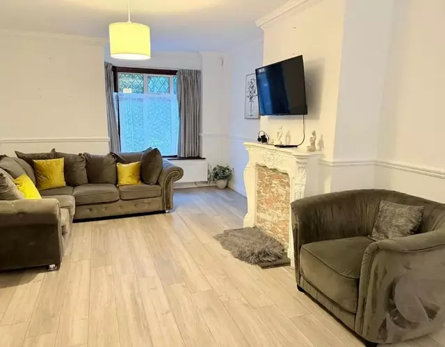 Modern 4 bed House with Free Parking