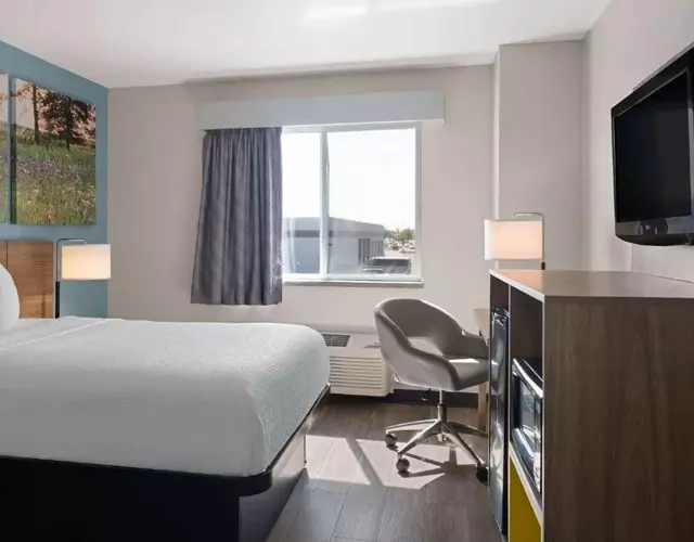 Days Inn by Wyndham Neenah
