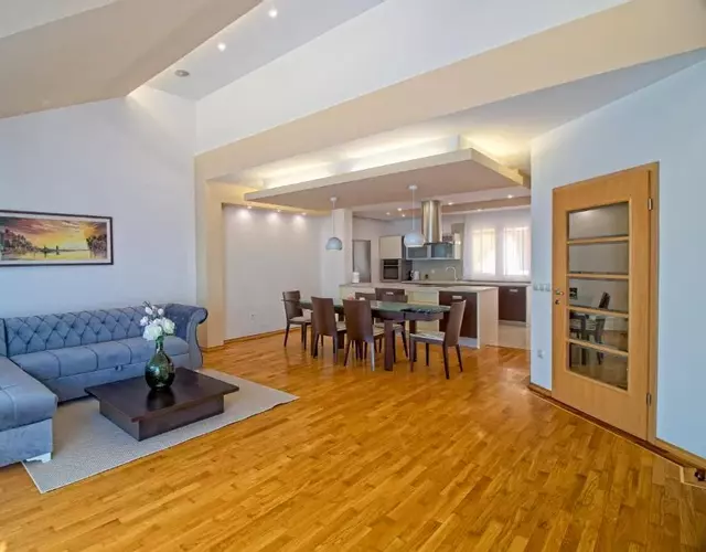 Stross Apartments & Rooms