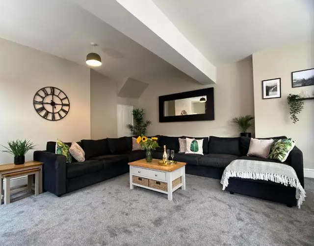 Llangollen High Street Sleeps 12