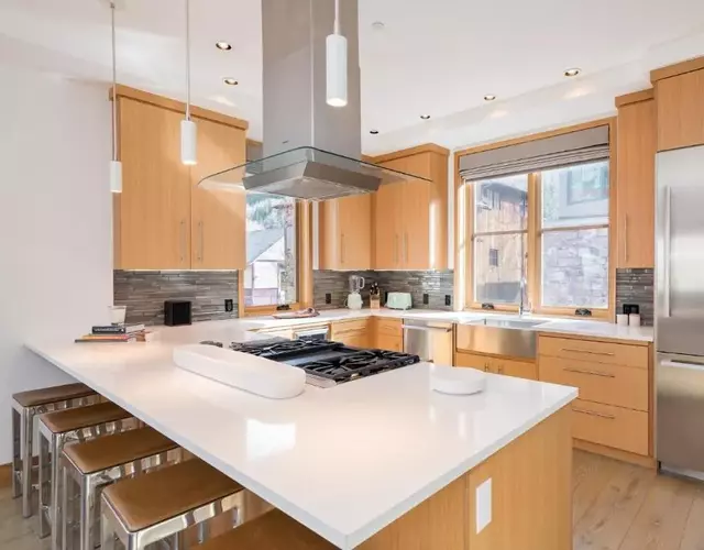 Luxury Townhome On Depot, 3 Mins Walk To Main St Gondola, Heated Garage, Private Roof Top Hot Tub, townhouse