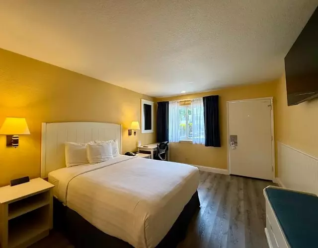 Monterey Bay Lodge
