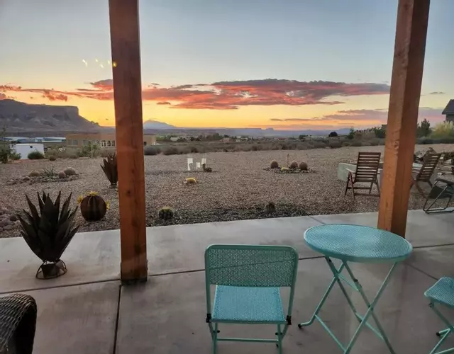 Lake Powell Sunrise Villa by Antelope Canyon with firepit and scenic views