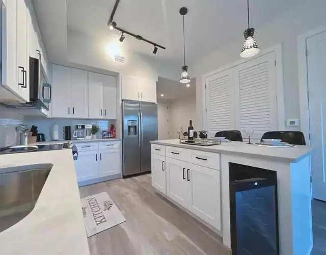 Lux property great for 1 to 8 Guests-family trip ,5Beds 2Rooms Staycation with Gym and EV, proximity to Downtown and Beaches