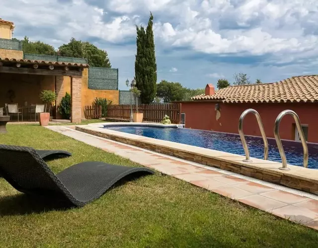 3 bedroom villa close to the center with private pool & garden H30